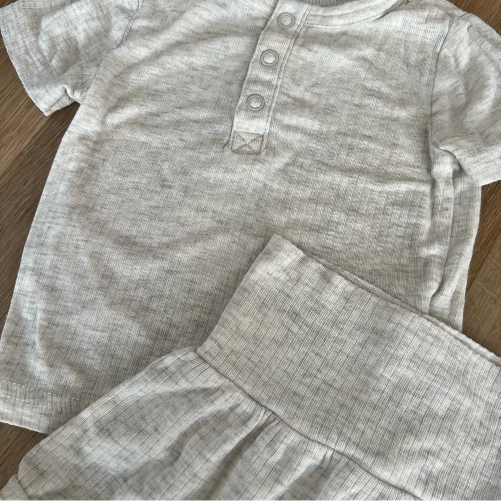 Carter’s Ribbed Baby Set - Picture 2 of 4